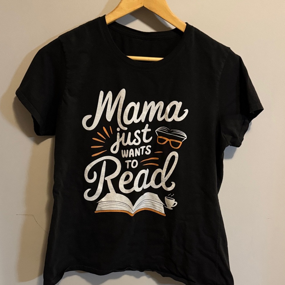 Mama just wants to read graphic T-Shirt Size M